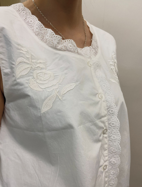 韓國J CRANE玫瑰刺繡蕾絲無袖背心 | 法式花邊鈕扣棉質上衣 Korean Lace Embroidery Top