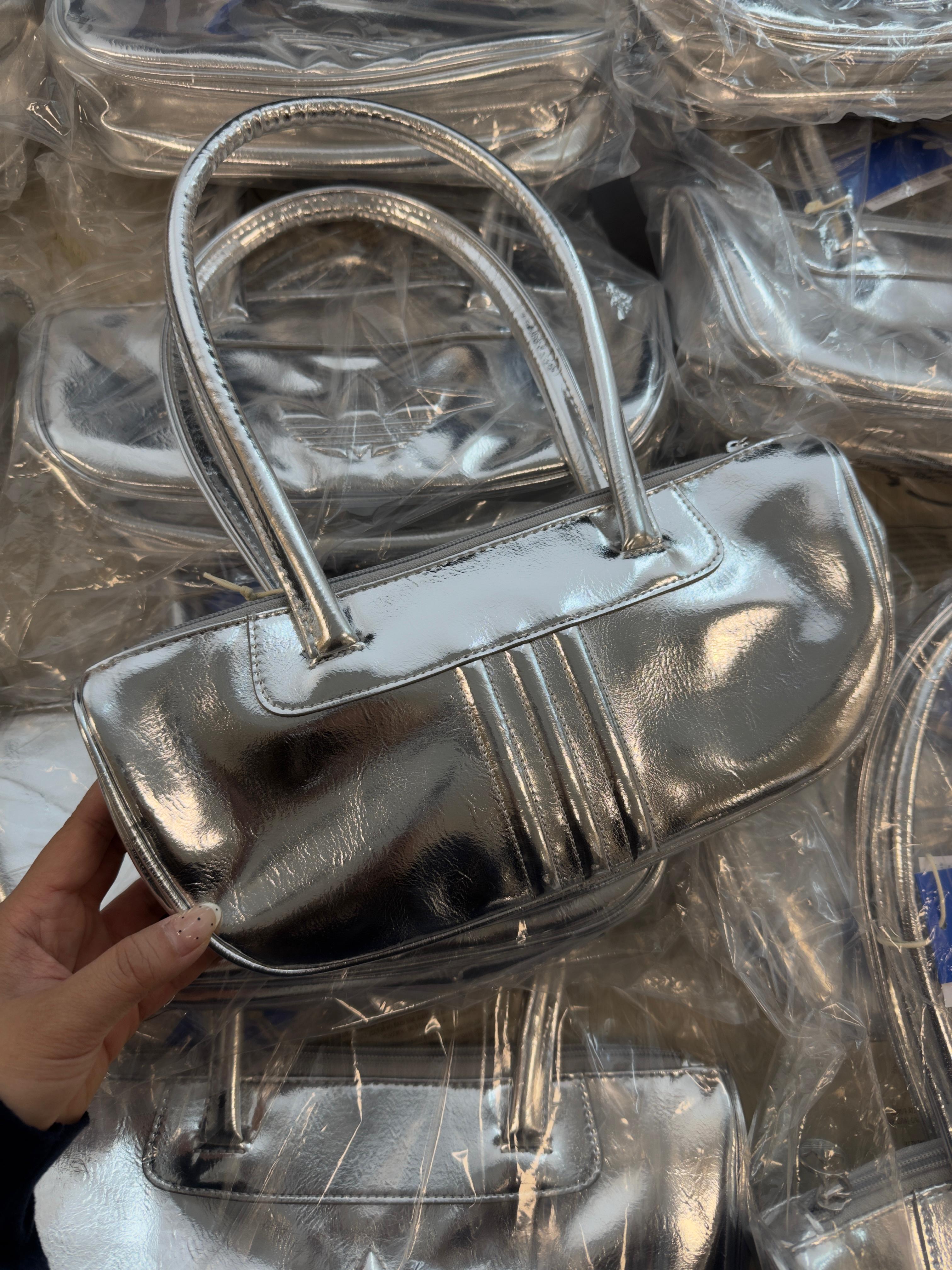 Adidas銀色金屬光澤三葉草手提包 | 復古運動街頭肩背包 Korean Metallic Silver Shoulder Bag