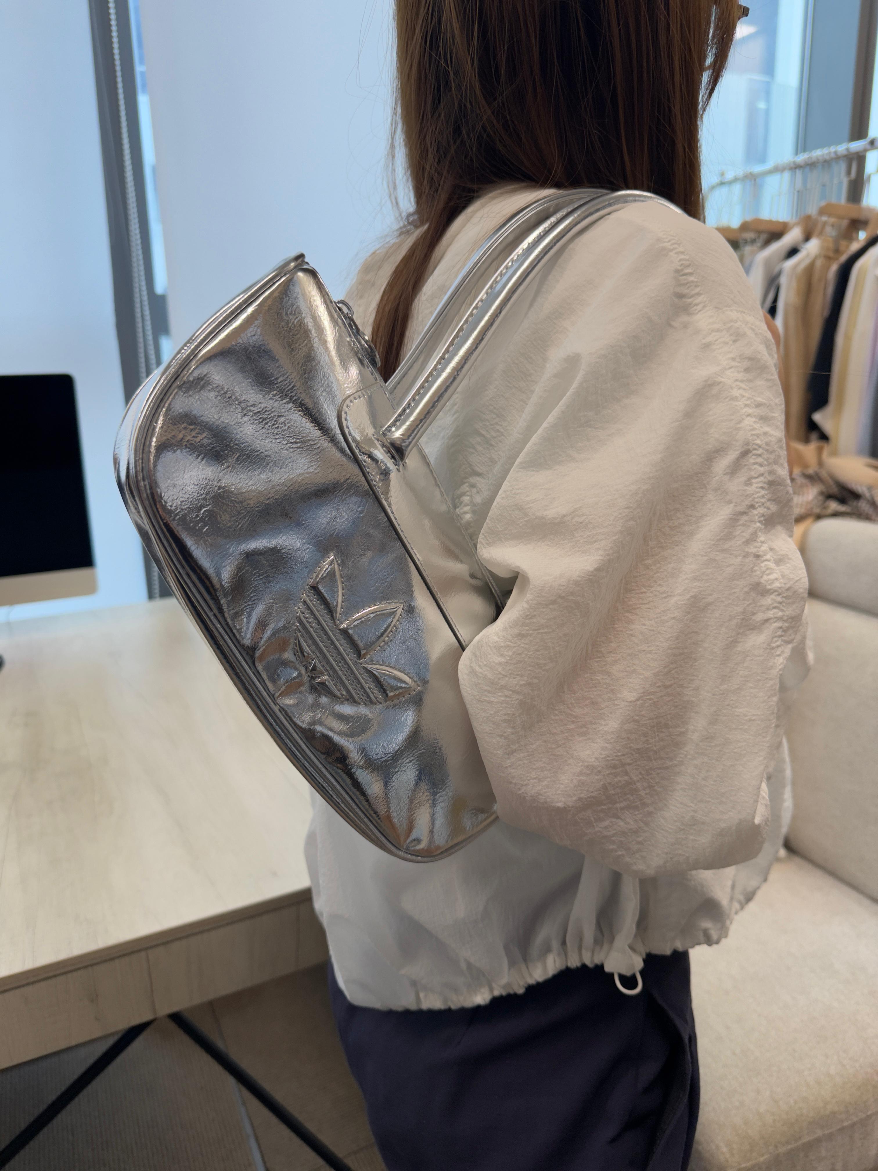Adidas銀色金屬光澤三葉草手提包 | 復古運動街頭肩背包 Korean Metallic Silver Shoulder Bag
