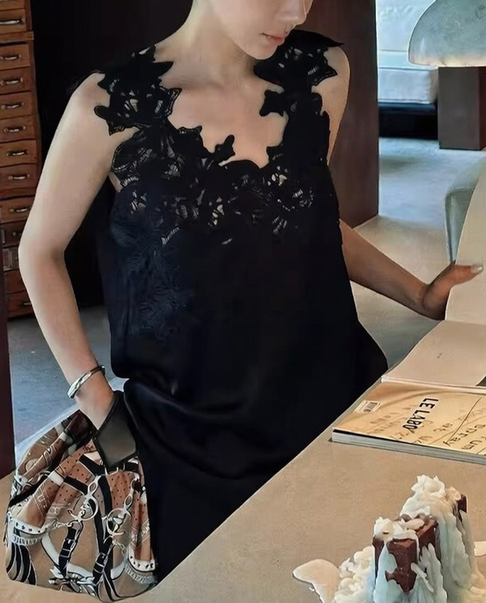 韓國立體花卉刺繡蕾絲無袖上衣 | 透視網紗飛袖百搭背心 Korean Floral Embroidery Lace Sleeveless Top