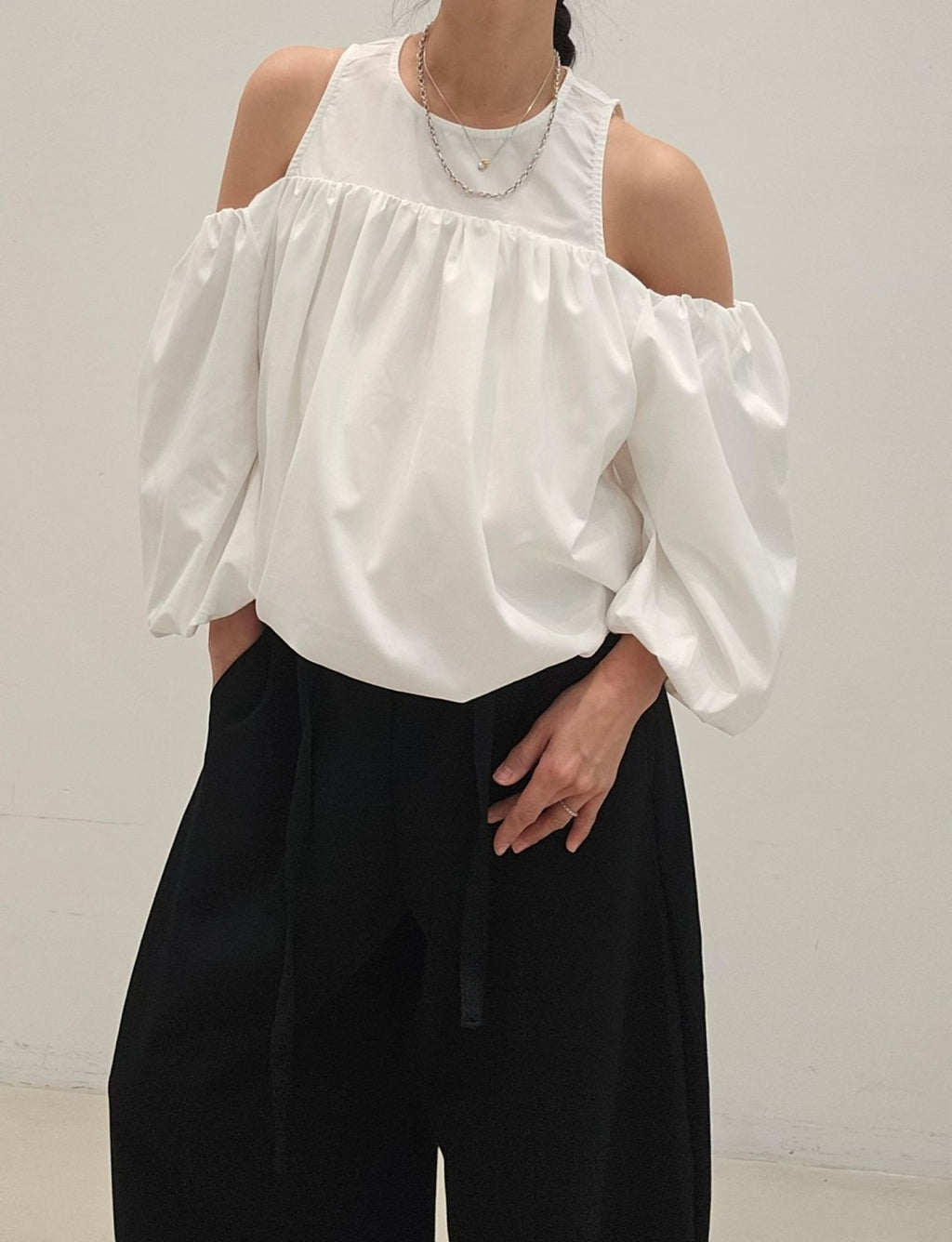 韓國NEOUL露肩澎袖上衣 | 挖肩一字領泡泡袖設計上衣 Korean Cold Shoulder Puff Sleeve Top