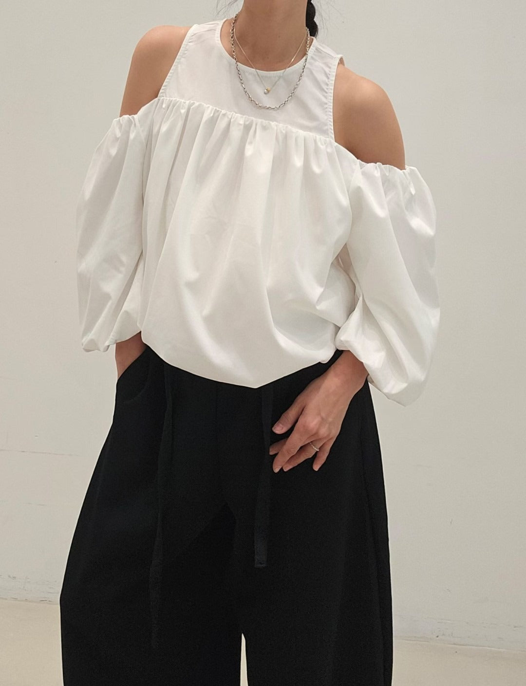 韓國NEOUL露肩澎袖上衣 | 挖肩一字領泡泡袖設計上衣 Korean Cold Shoulder Puff Sleeve Top