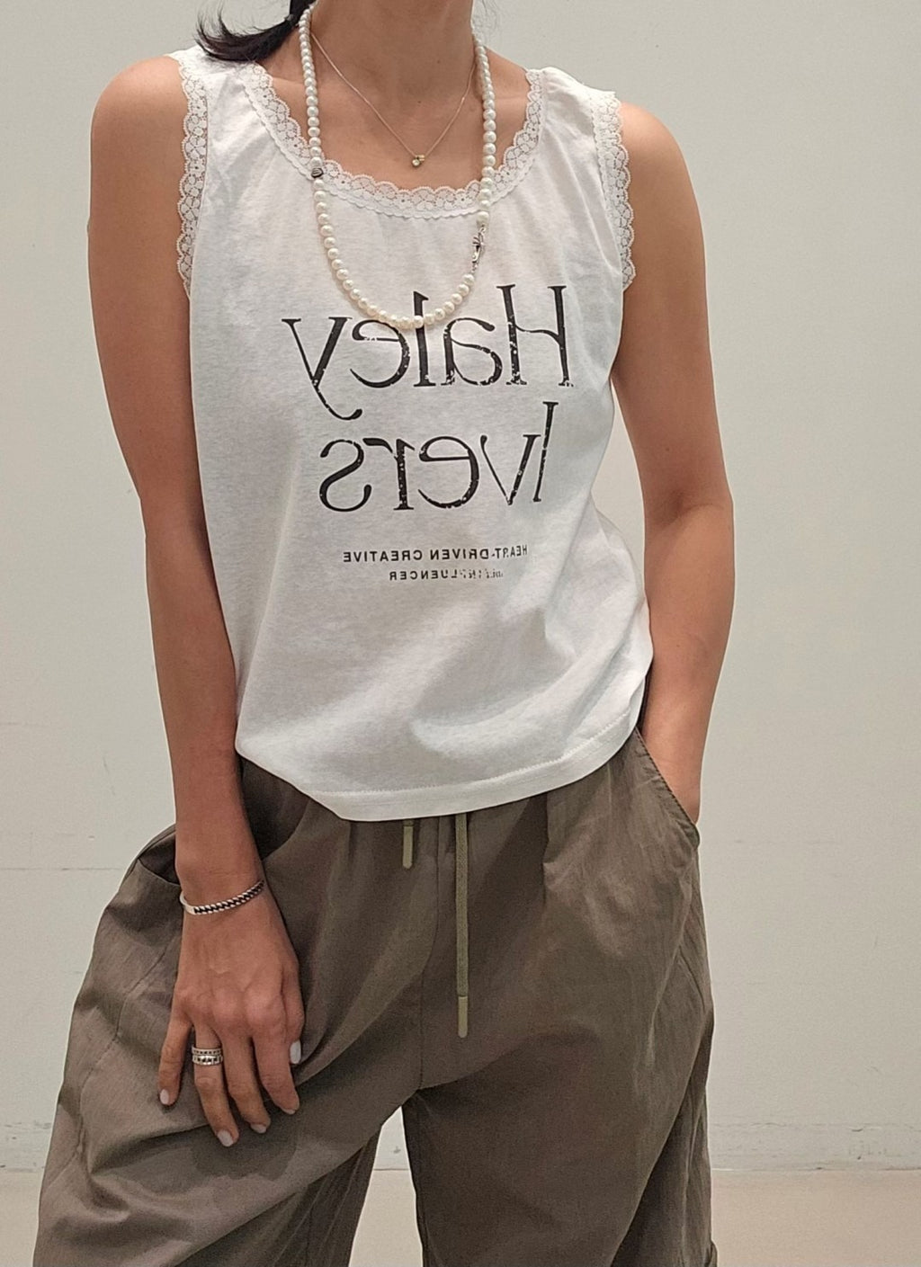 韓國NEOUL蕾絲邊圖文背心 | 復古文字印花無袖背心 Korean Lace Trim Graphic Tank Top