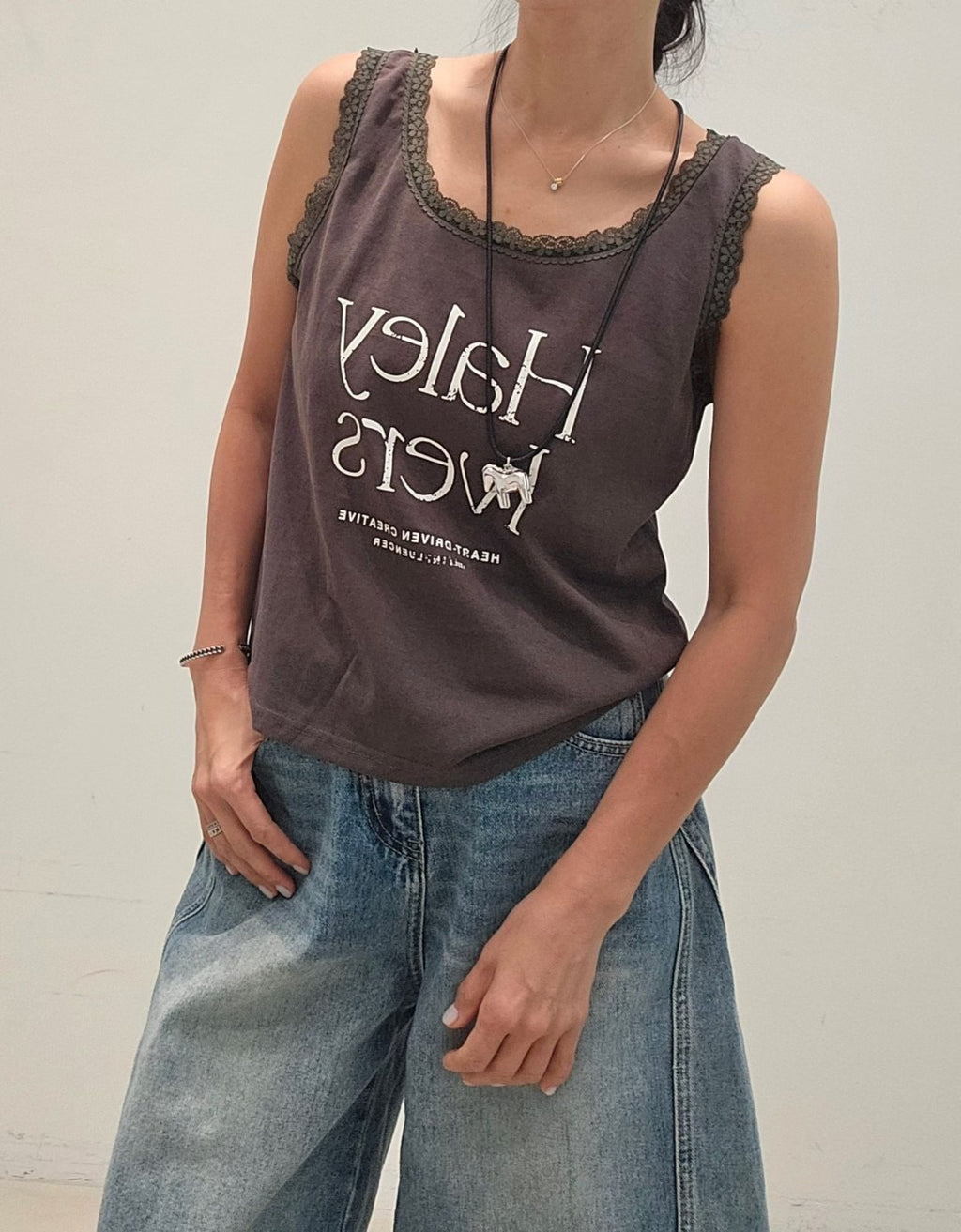 韓國NEOUL蕾絲邊圖文背心 | 復古文字印花無袖背心 Korean Lace Trim Graphic Tank Top
