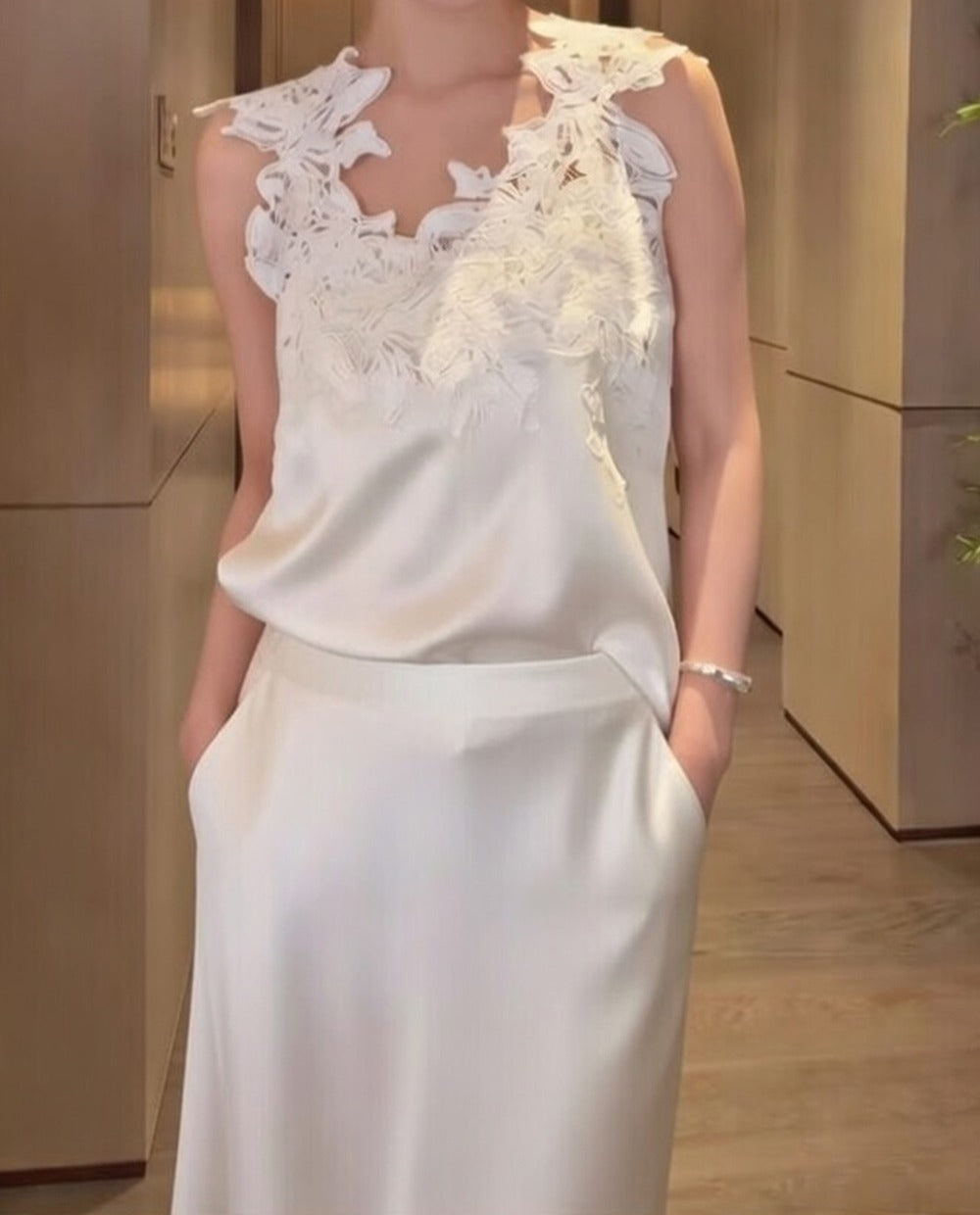 韓國立體花卉刺繡蕾絲無袖上衣 | 透視網紗飛袖百搭背心 Korean Floral Embroidery Lace Sleeveless Top