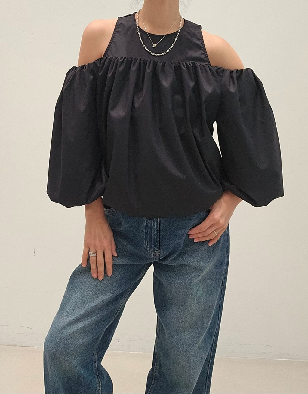 韓國NEOUL露肩澎袖上衣 | 挖肩一字領泡泡袖設計上衣 Korean Cold Shoulder Puff Sleeve Top