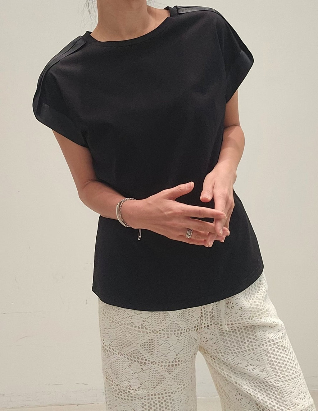 韓國NEOUL立體肩章設計短袖上衣 | 簡約圓領純色棉質T恤 Korean Shoulder Pleated Minimalist Top
