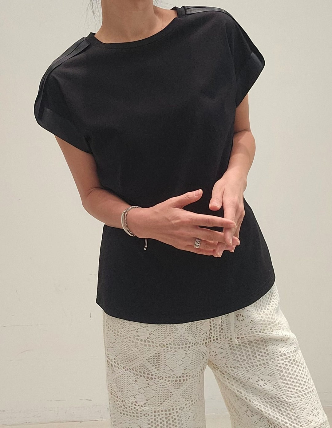 韓國NEOUL立體肩章設計短袖上衣 | 簡約圓領純色棉質T恤 Korean Shoulder Pleated Minimalist Top