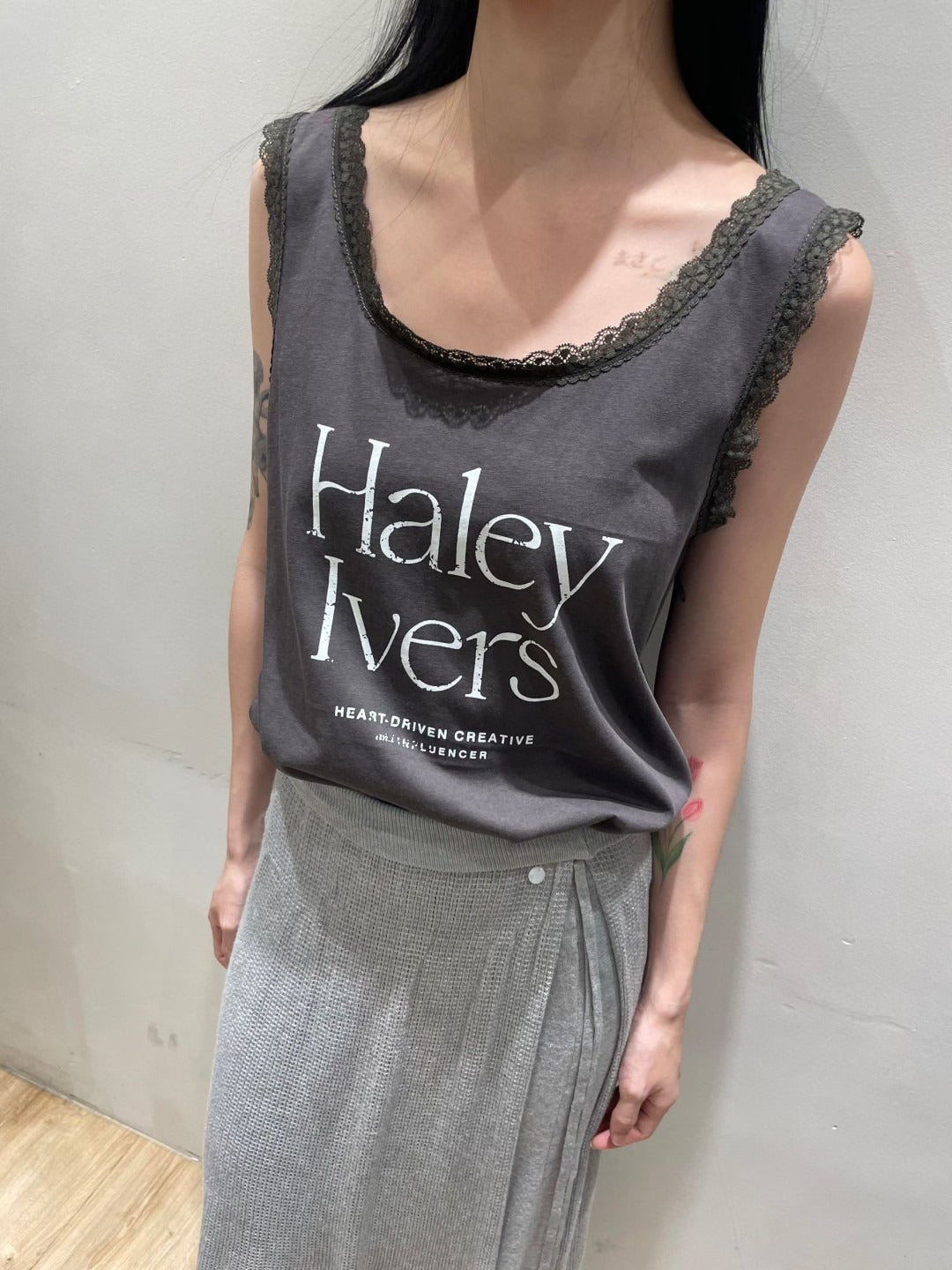 韓國NEOUL蕾絲邊圖文背心 | 復古文字印花無袖背心 Korean Lace Trim Graphic Tank Top