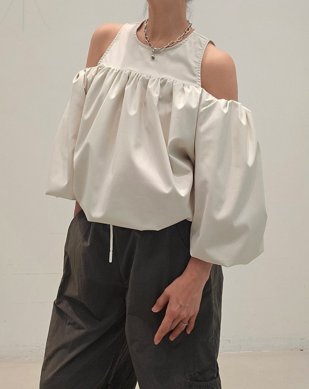 韓國NEOUL露肩澎袖上衣 | 挖肩一字領泡泡袖設計上衣 Korean Cold Shoulder Puff Sleeve Top