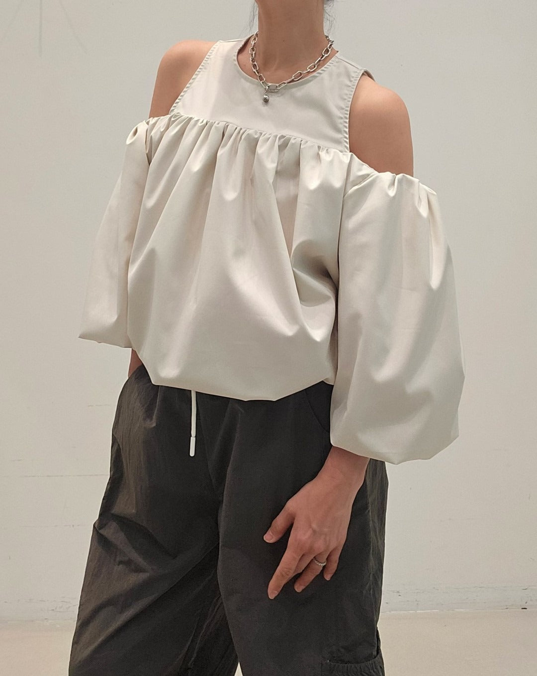 韓國NEOUL露肩澎袖上衣 | 挖肩一字領泡泡袖設計上衣 Korean Cold Shoulder Puff Sleeve Top