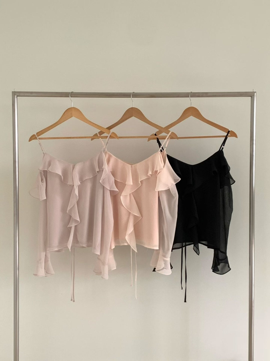 韓國REFILL荷葉邊露肩細肩帶長袖上衣 | 浪漫雪紡飄逸襯衫 Korean Ruffled Off-Shoulder Blouse
