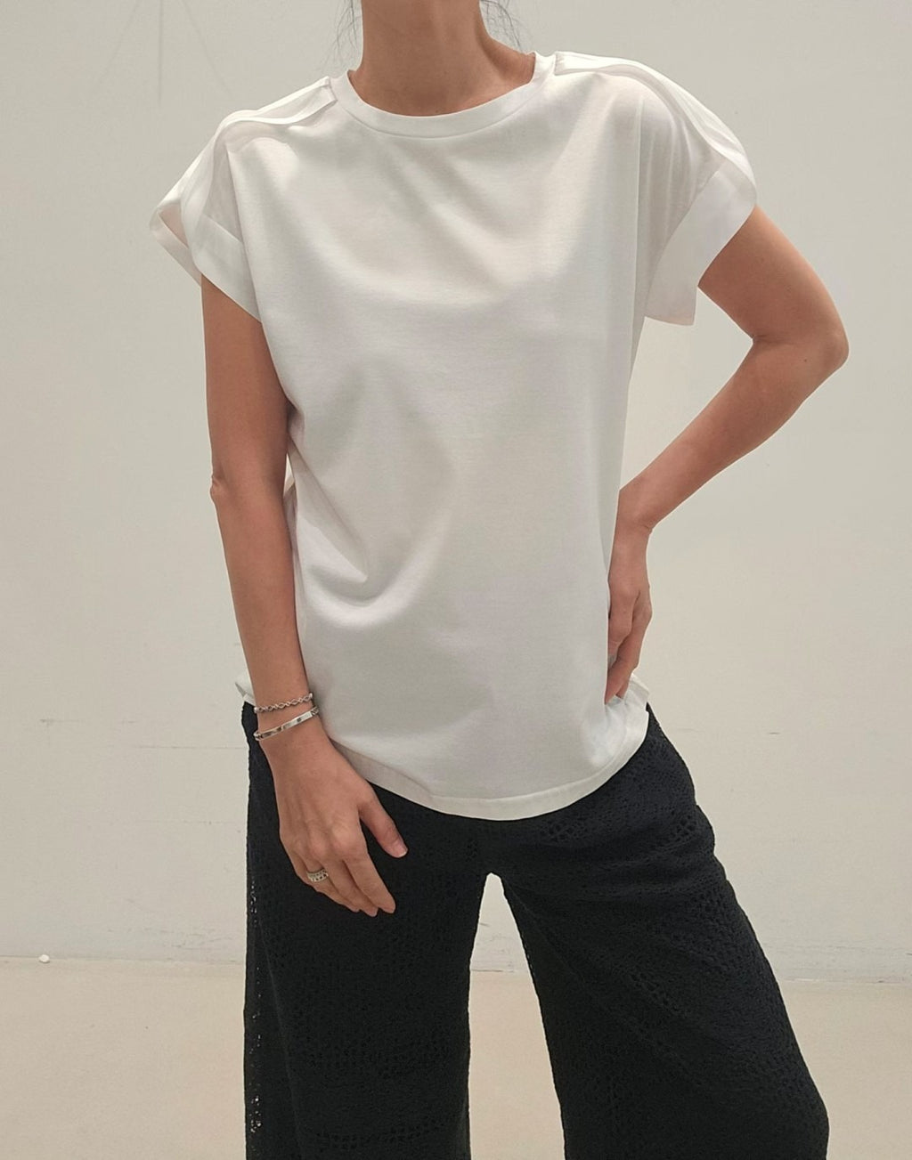 韓國NEOUL立體肩章設計短袖上衣 | 簡約圓領純色棉質T恤 Korean Shoulder Pleated Minimalist Top