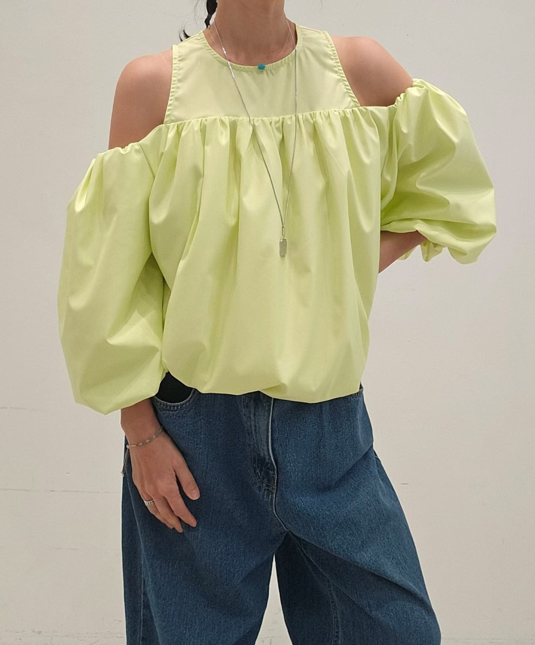 韓國NEOUL露肩澎袖上衣 | 挖肩一字領泡泡袖設計上衣 Korean Cold Shoulder Puff Sleeve Top