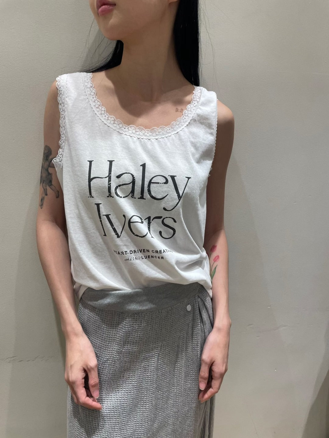 韓國NEOUL蕾絲邊圖文背心 | 復古文字印花無袖背心 Korean Lace Trim Graphic Tank Top
